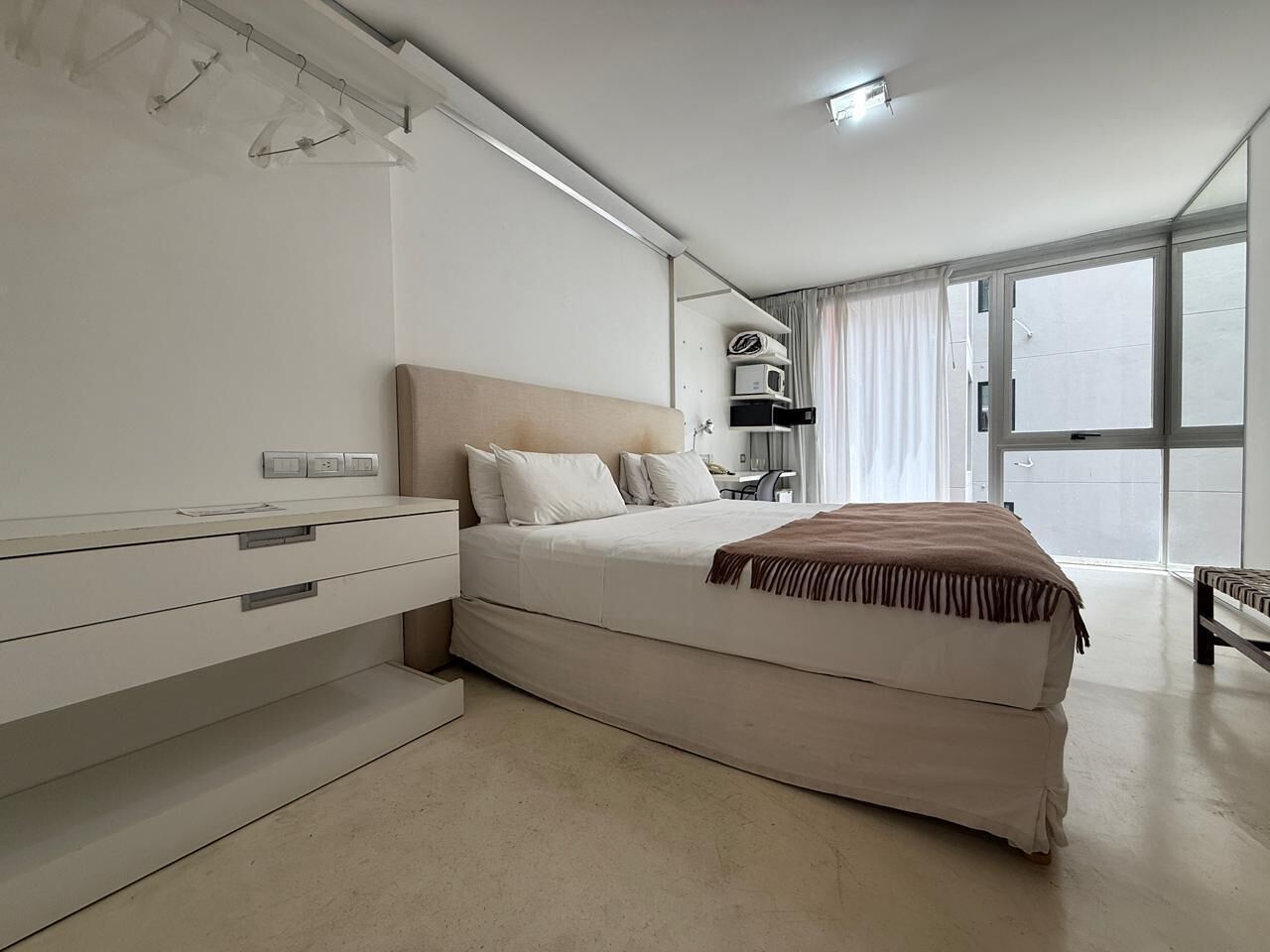 Sengetøy av topp kvalitet, minibar og safe på rommet