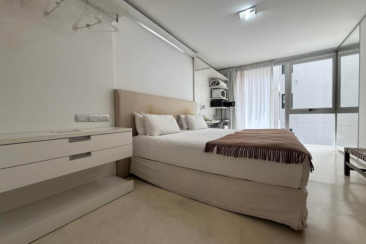 Sengetøy av topp kvalitet, minibar og safe på rommet