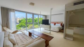 Deluxe Suite | Premium bedding, minibar, in-room safe, individually decorated