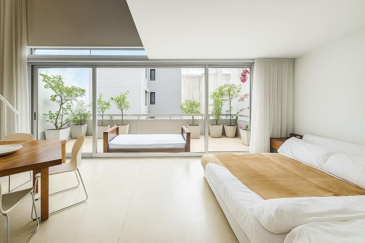 Sengetøy av topp kvalitet, minibar og safe på rommet