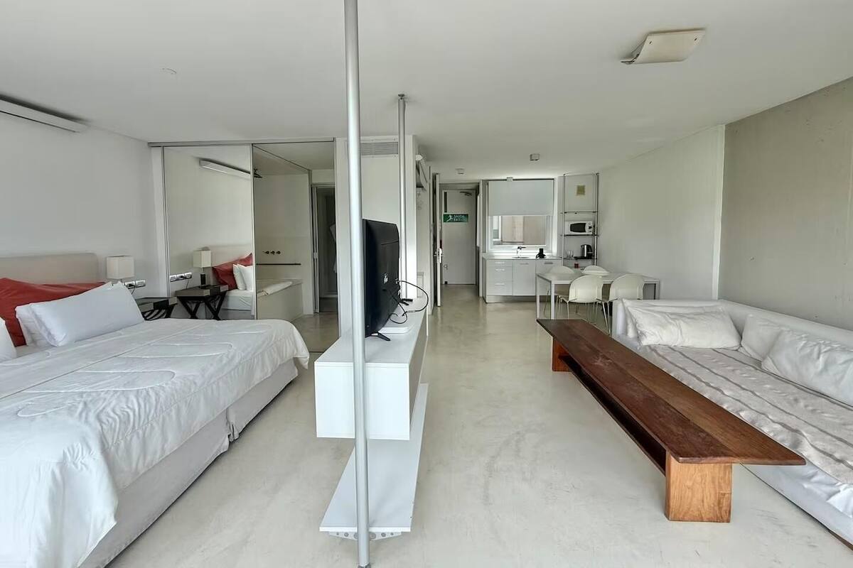 Bộ đồ giường cao cấp, minibar, két bảo mật tại phòng, bàn 