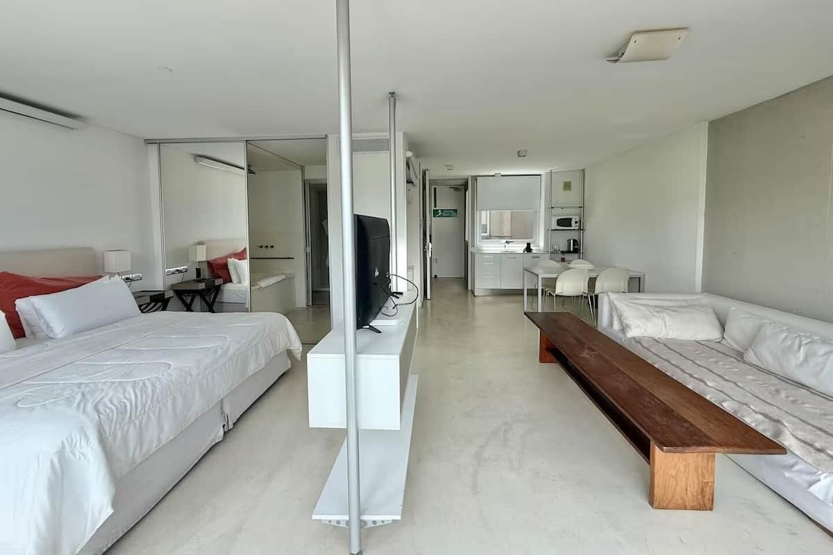 Sengetøy av topp kvalitet, minibar og safe på rommet