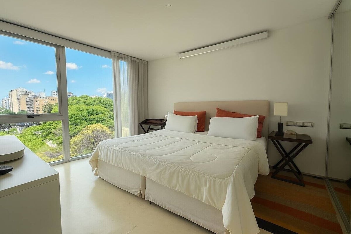 Phòng Suite Deluxe | Bộ đồ giường cao cấp, minibar, két bảo mật tại phòng, bàn 