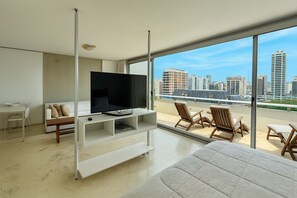 Suite, Balcony | Living area
