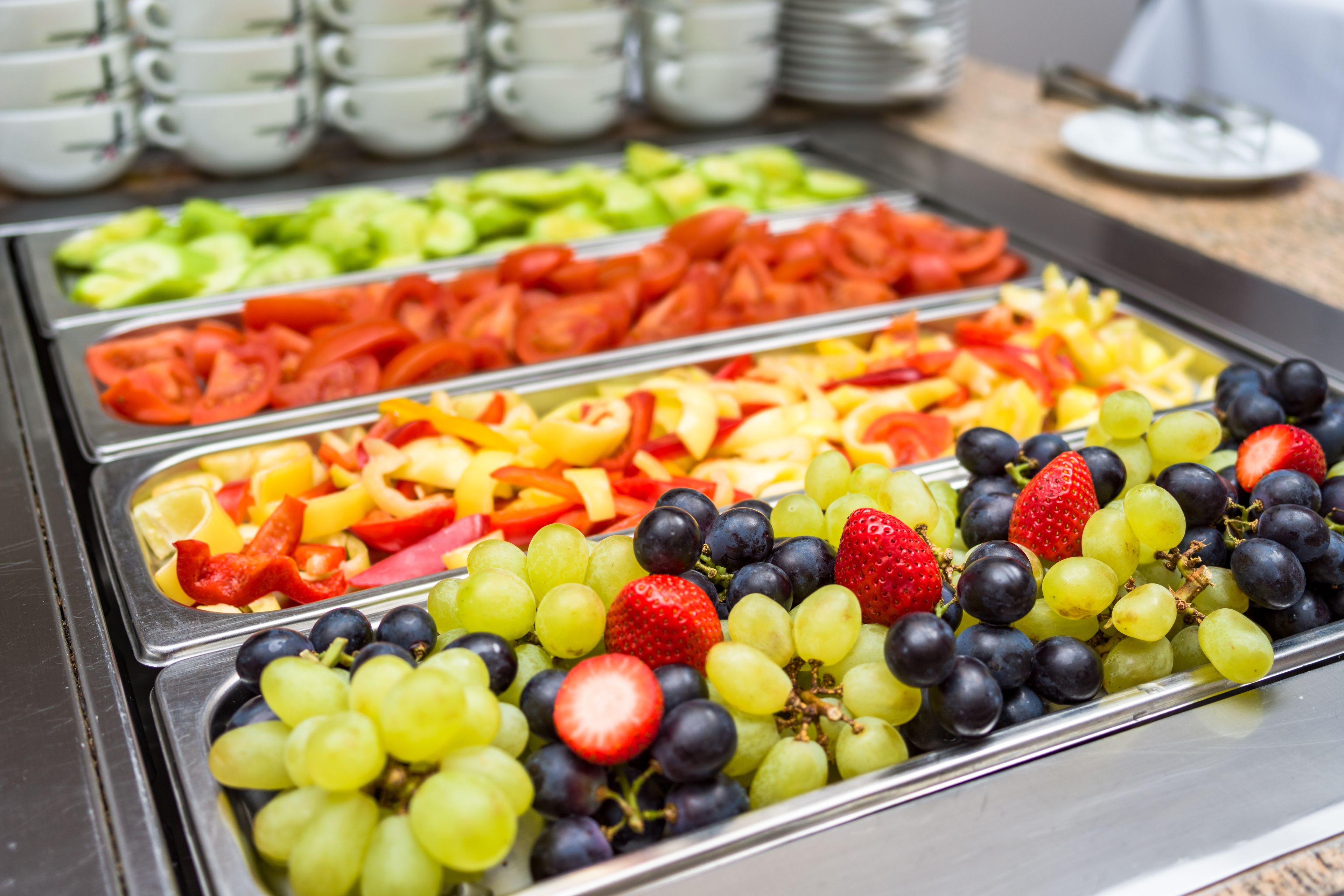 Ein Buffet mit verschiedenen Früchten und Gemüsesorten.