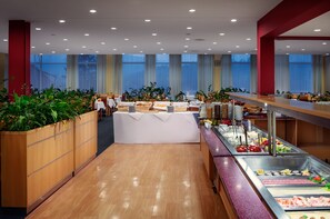 Free daily buffet breakfast