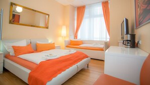 Une chambre d’hôtel équipée d’un lit, d’un canapé, d’une machine à café et d’une télévision.