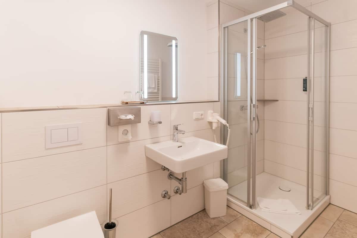 standard double or twin room | bathroom | free toiletries, hair dryer, towels