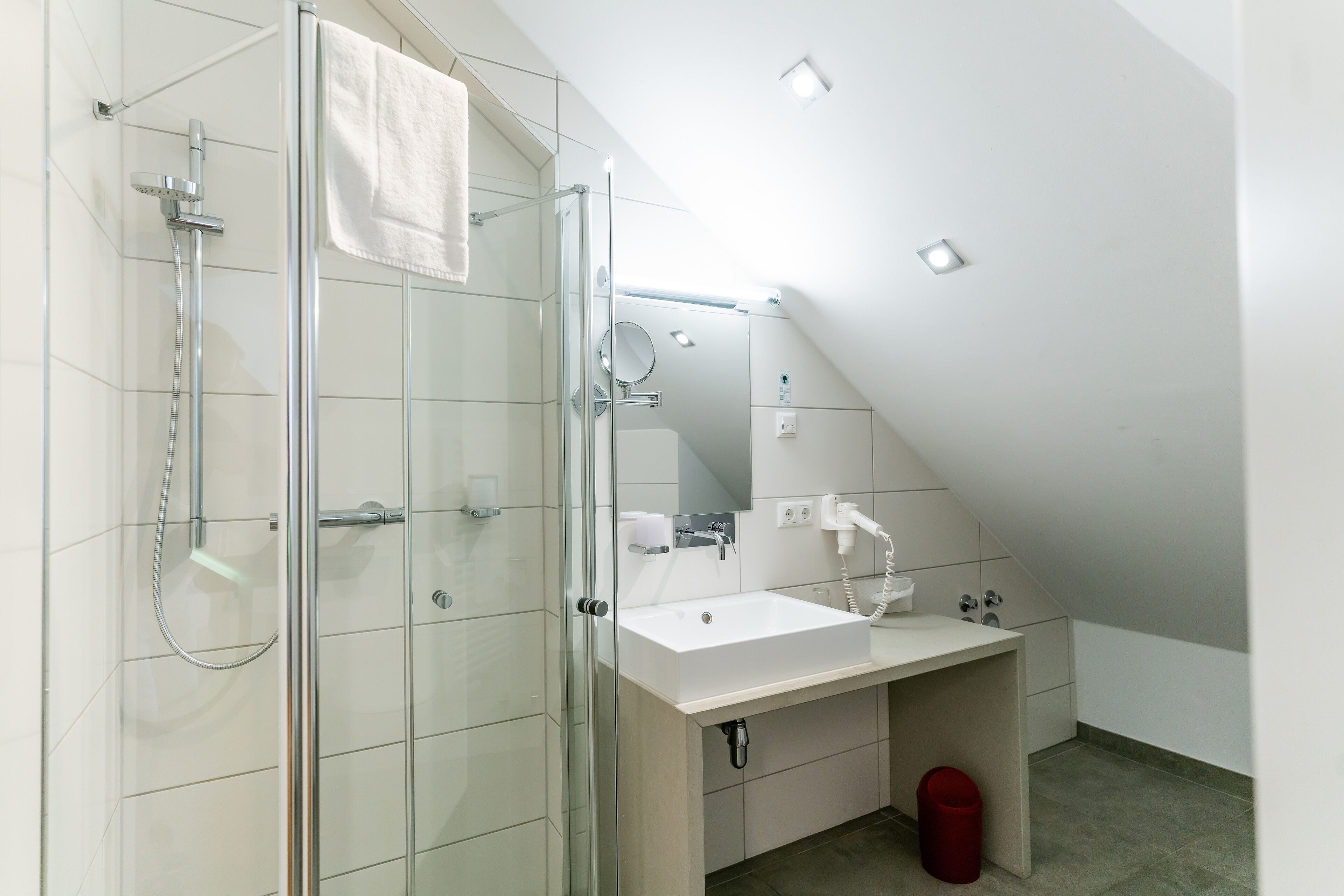 comfort single room | bathroom | free toiletries, hair dryer, towels