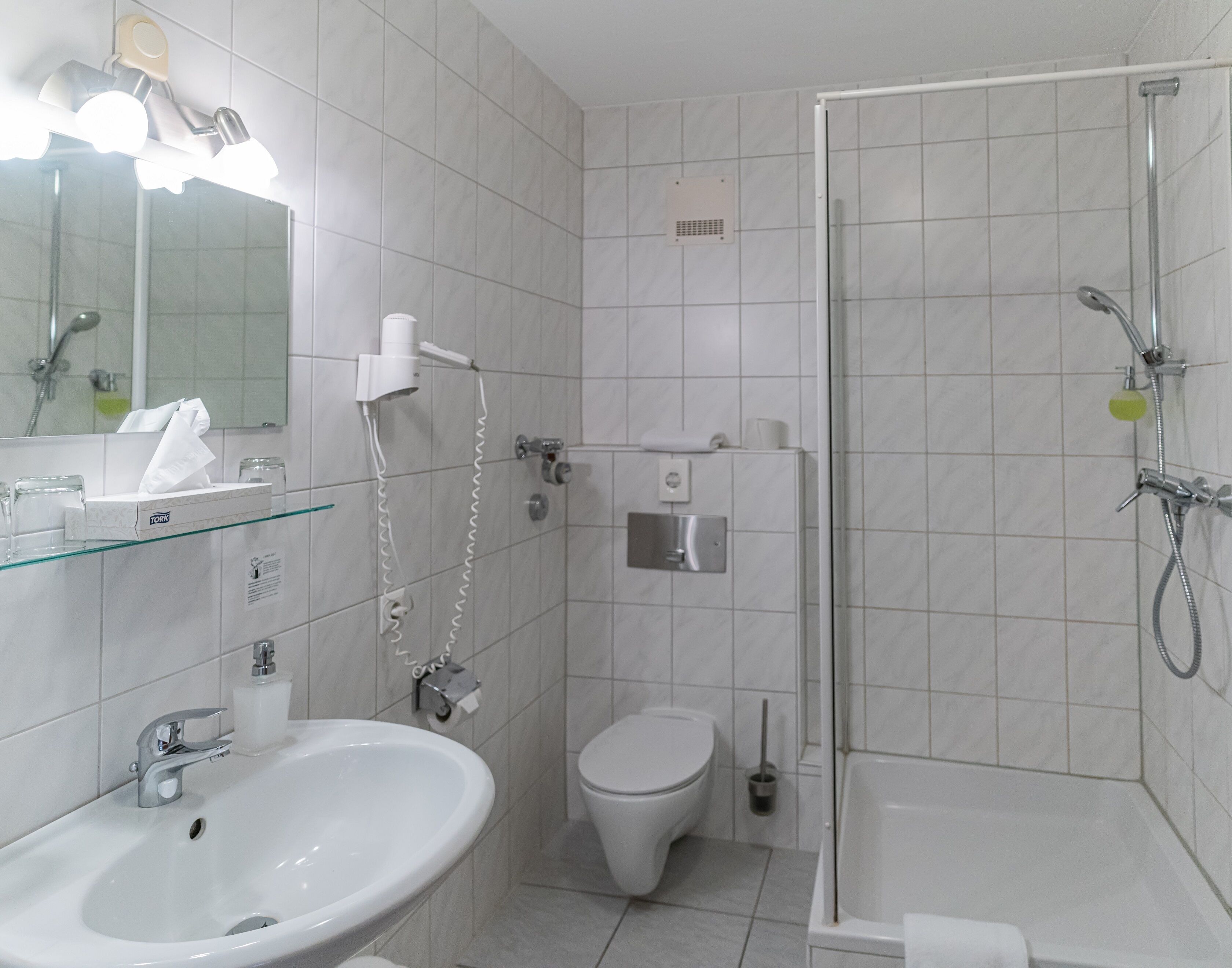 standard triple room | bathroom | free toiletries, hair dryer, towels