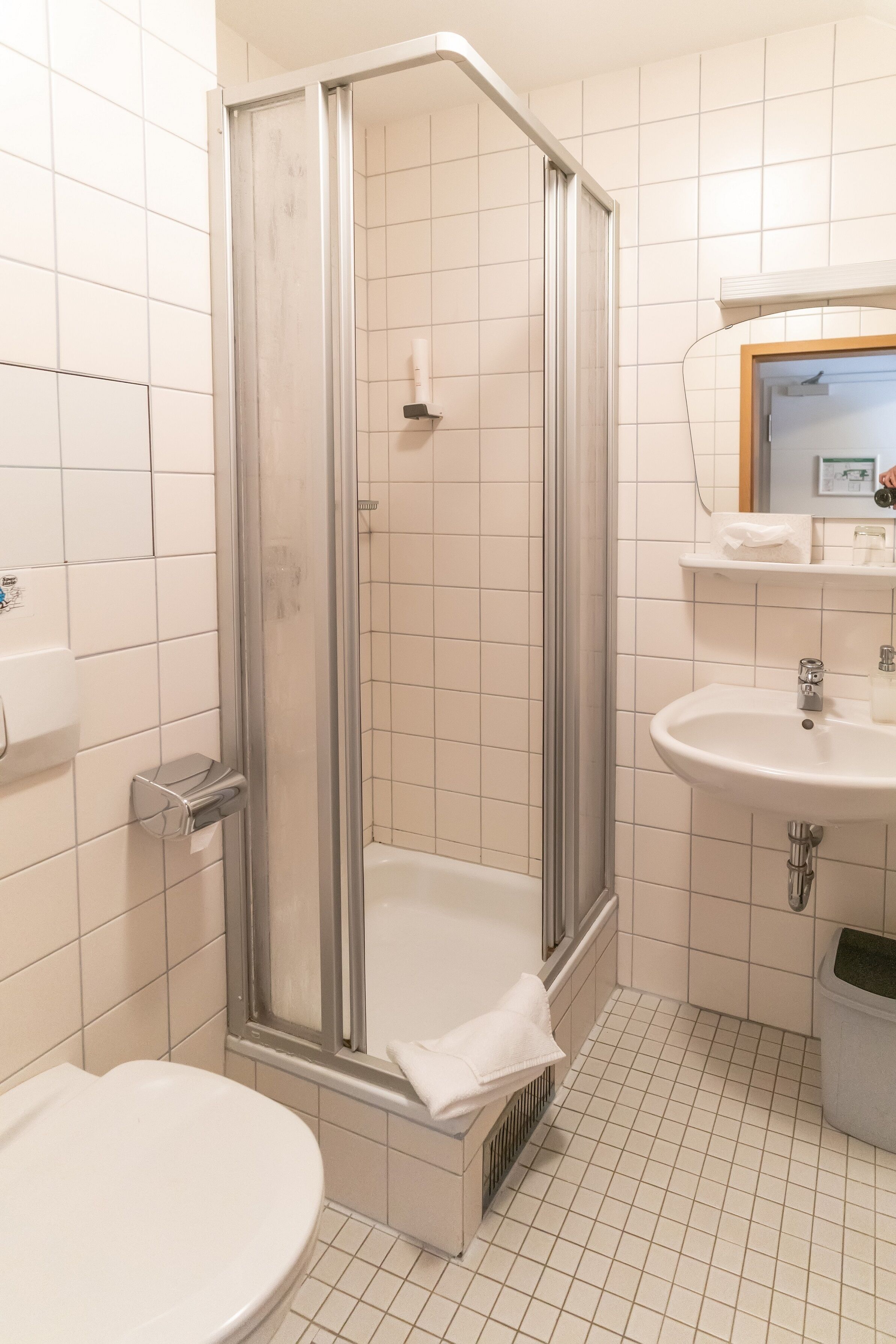 standard single room | bathroom | free toiletries, hair dryer, towels