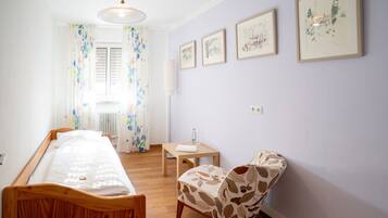 Standard-Dreibettzimmer | Individuell eingerichtet, Schreibtisch, Verdunkelungsvorhänge