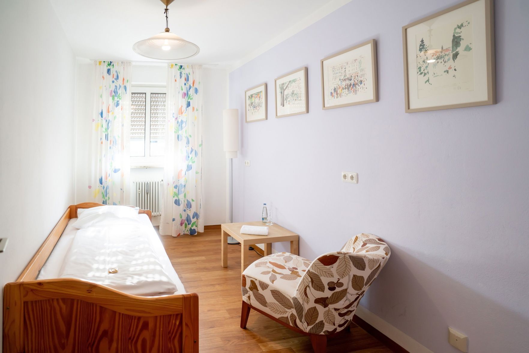 Muebles diferentes, escritorio y cortinas blackout 