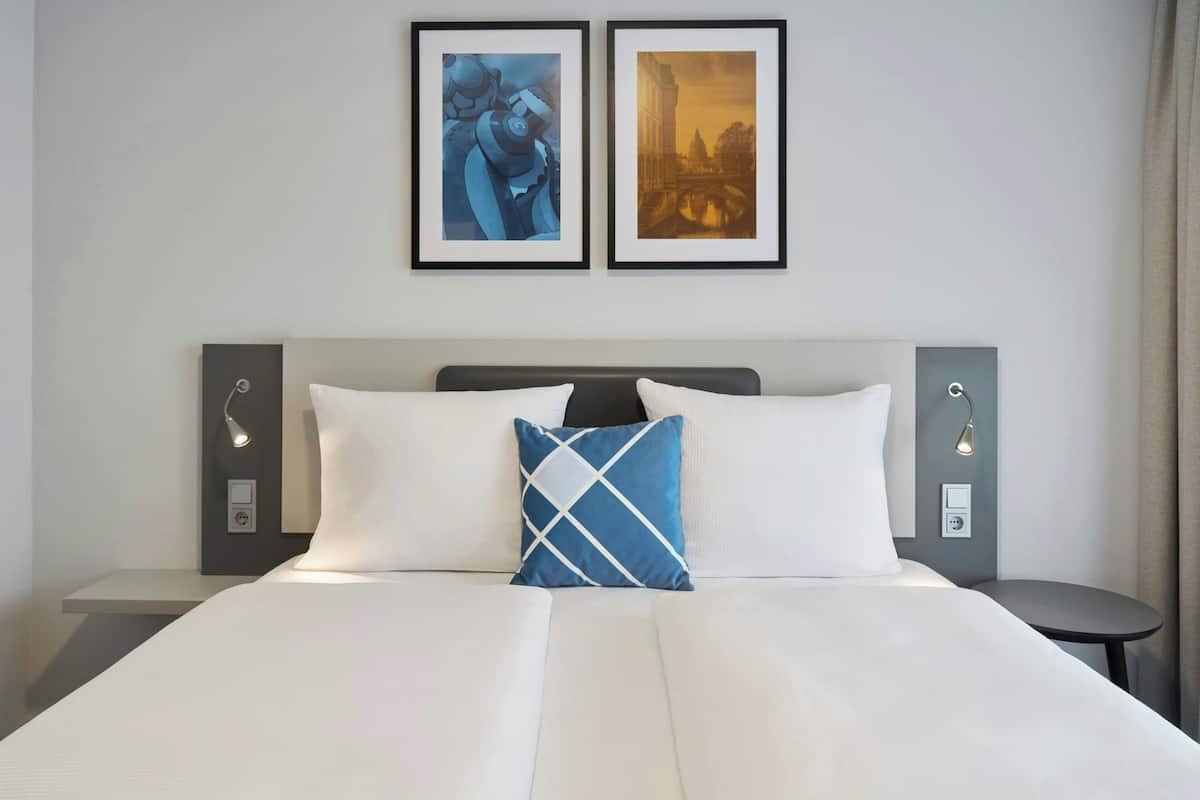 Standard Room, 1 King Bed, Garden View