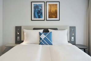 In-room safe, desk, soundproofing, free cots/infant beds - Four Points Flex by Sheraton Hannover (Hannover)
