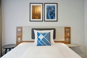 Rom – standard, 1 queensize-seng, hageutsikt | Safe på rommet, skrivebord, lydisolert og barnesenger (inkludert)