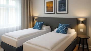 غرفة عادية - سريران فرديان منفصلان - منظر للحديقة | خزنة داخل الغرفة ومكتب وتجهيزات عازلة للصوت وأسرّة أطفال/رضّع (مجانًا)