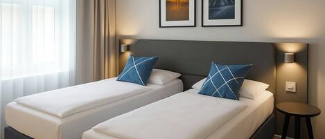 Standaard kamer, 2 eenpersoonsbedden, uitzicht op tuin | Een kluis op de kamer, een bureau, geluiddichte muren, gratis babybedden