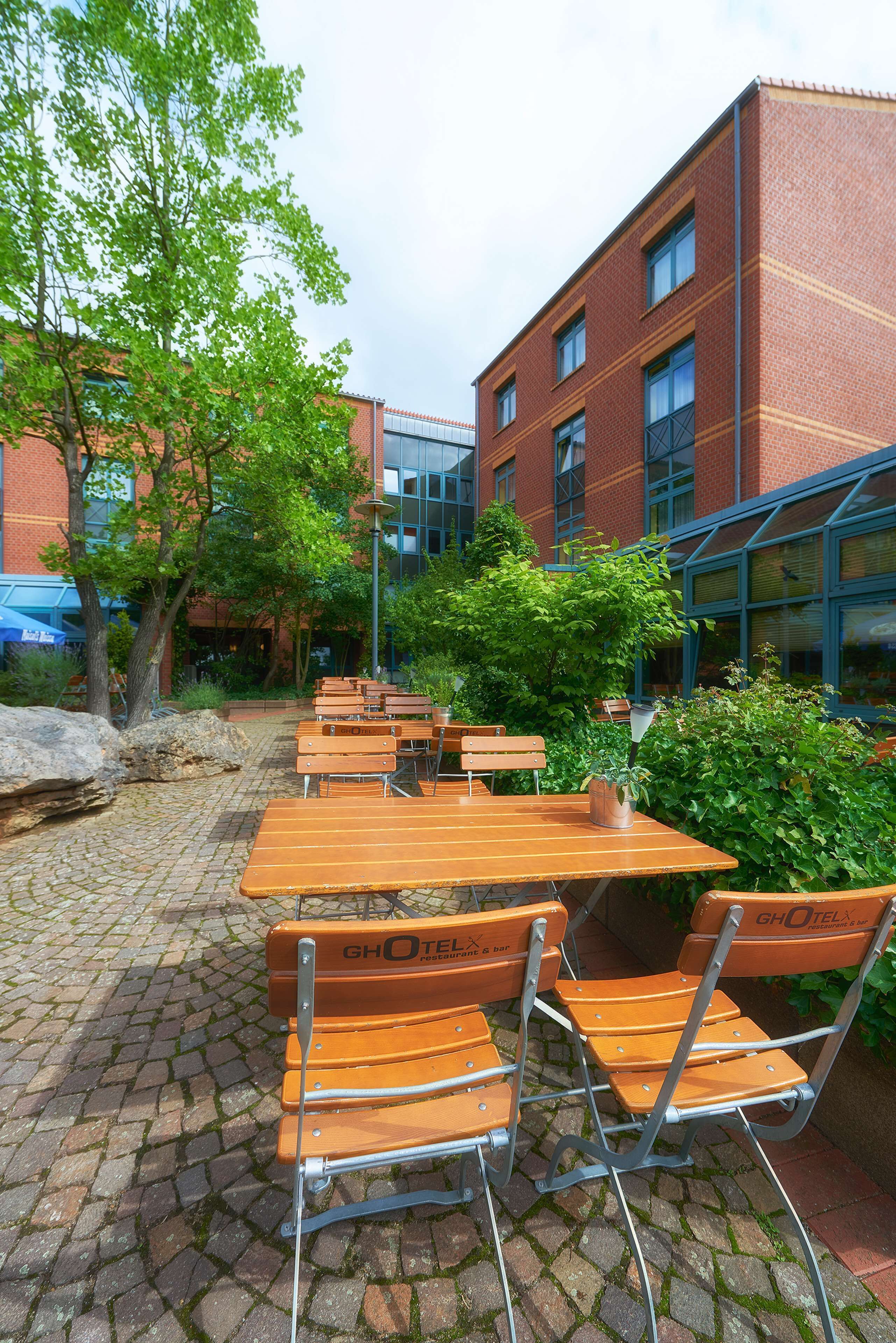 Breakfast and dinner served