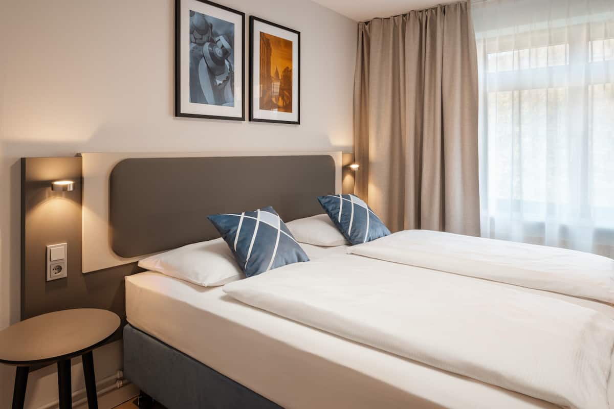 Dreibettzimmer | Zimmersafe, Schreibtisch, schallisolierte Zimmer, kostenlose Babybetten