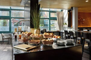 Se ofrece un desayuno bufé todos los días (18 EUR por persona)