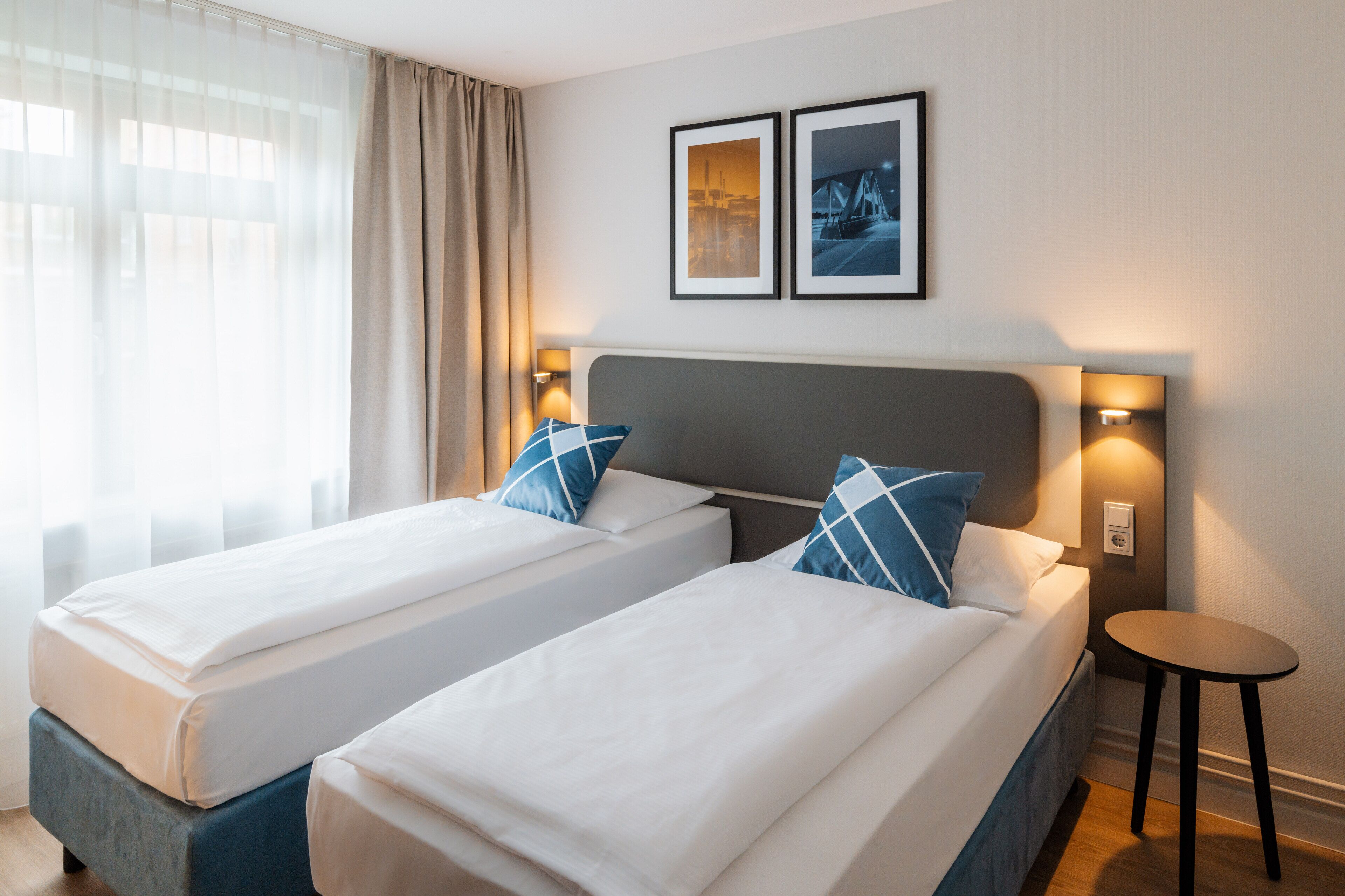 ตู้นิรภัยในห้องพัก, โต๊ะทำงาน, ห้องเก็บเสียง, เปล/เตียงเด็กอ่อน (ฟรี)