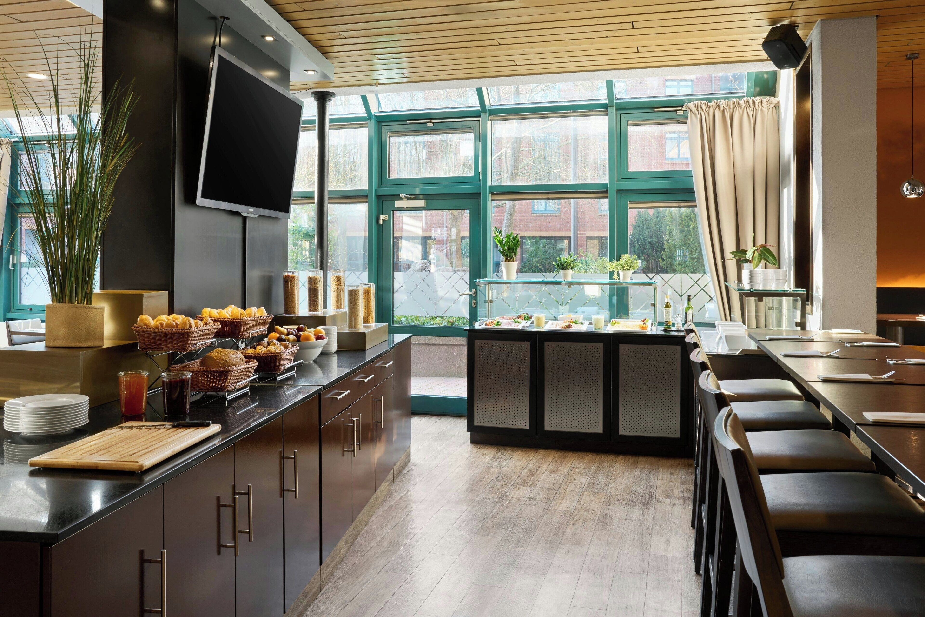 بوفيه فطور يوميًا بتكلفة قدرها (18 EUR للشخص)