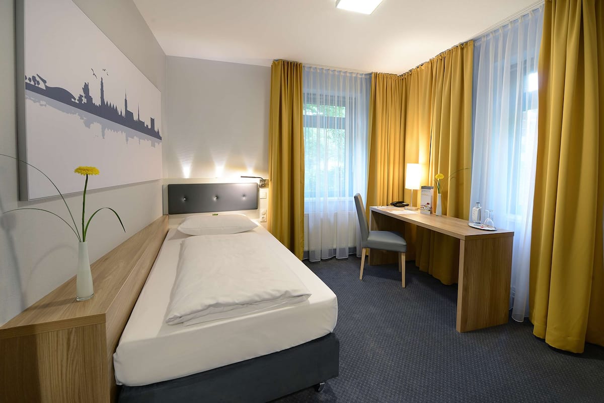 Business Single Room (single bed) | Peti besi dalam bilik, meja, kalis bunyi, katil bayi/kot (percuma)