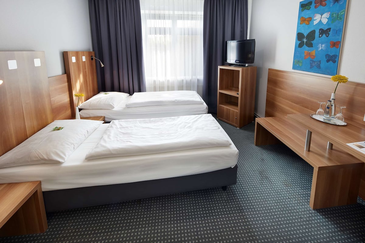 Business Twin Room | Peti besi dalam bilik, meja, kalis bunyi, katil bayi/kot (percuma)
