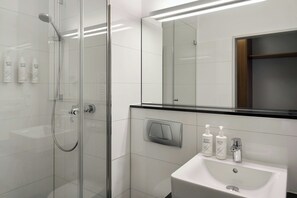 Ducha, artículos de higiene personal ecológicos y secador de pelo