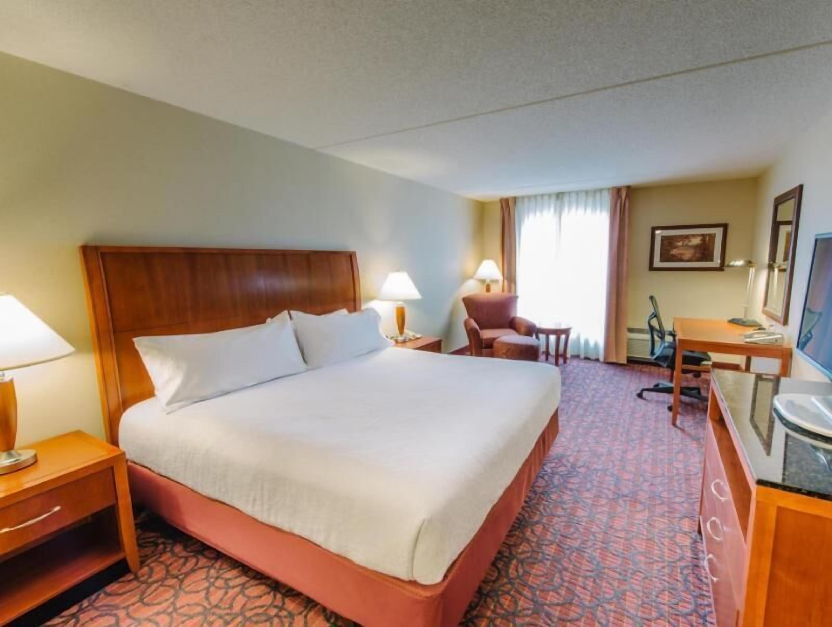 In-room safe, individually furnished, desk, laptop workspace