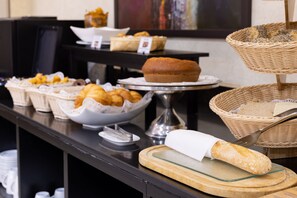 Petit déjeuner buffet (16 EUR par personne)