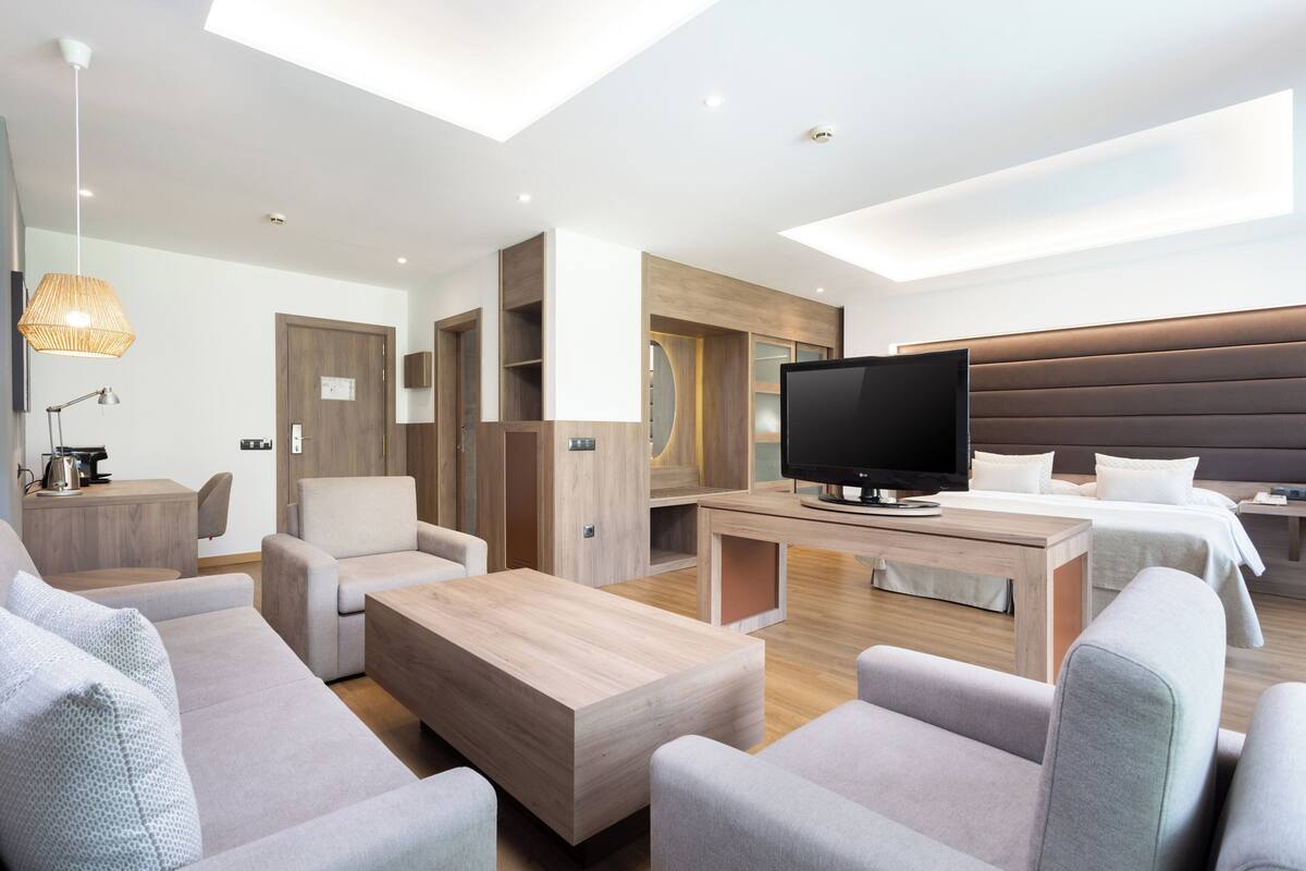 1 bedroom, down duvets, pillow-top beds, minibar