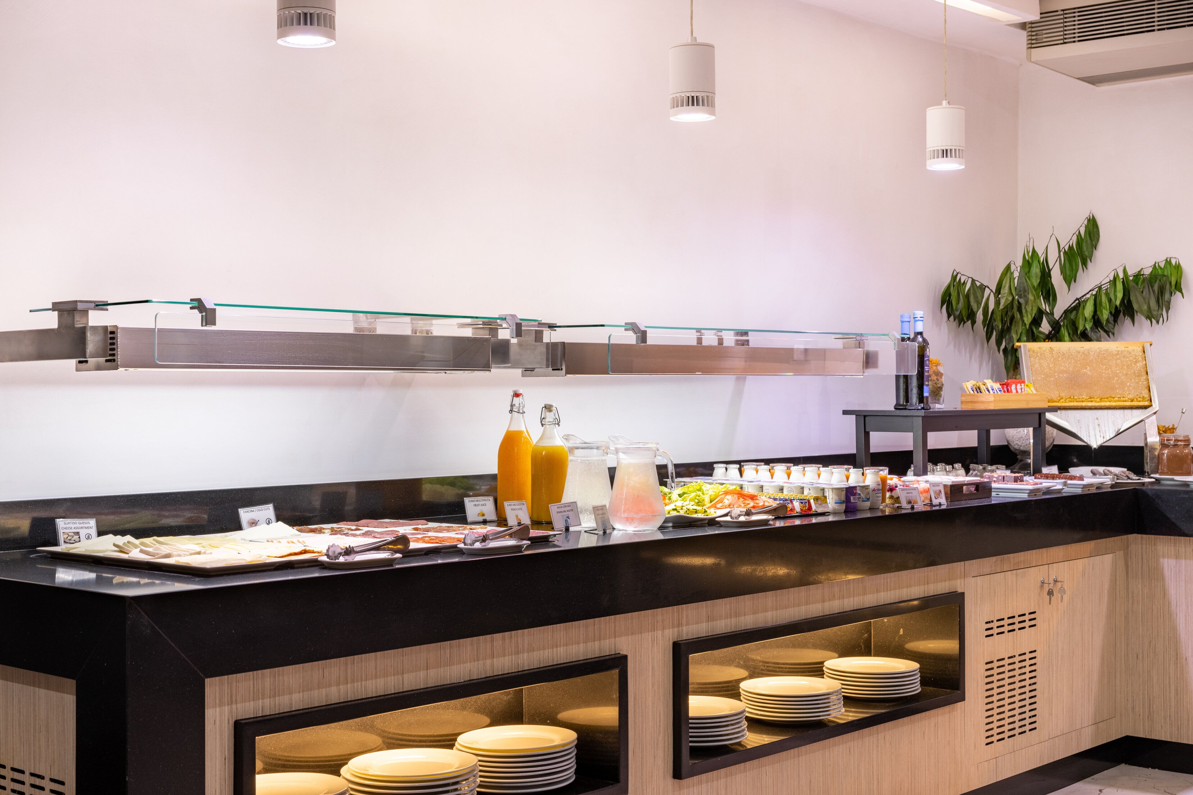 Montaje tipo bufé con diversos alimentos, bebidas y salsas.