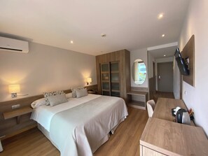 Dundyner, senger med overmadrass, minibar og safe på rommet