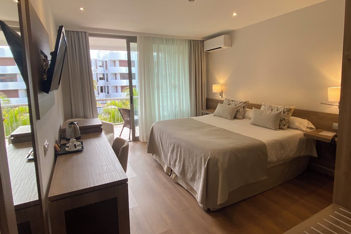 Down comforters, pillowtop beds, minibar, in-room safe