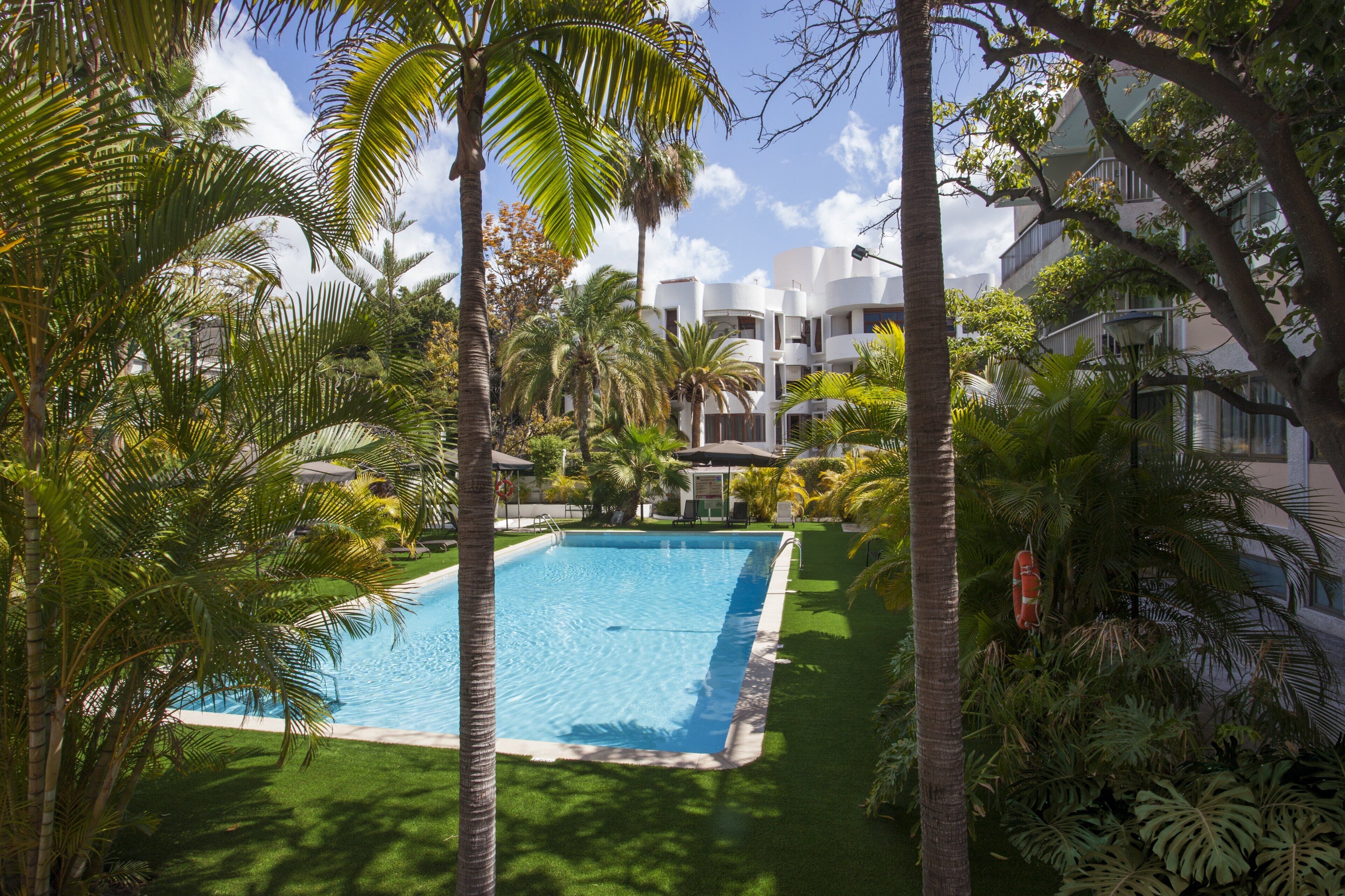 Una piscina al aire libre (de 11:00 a 19:00), sombrillas, tumbonas