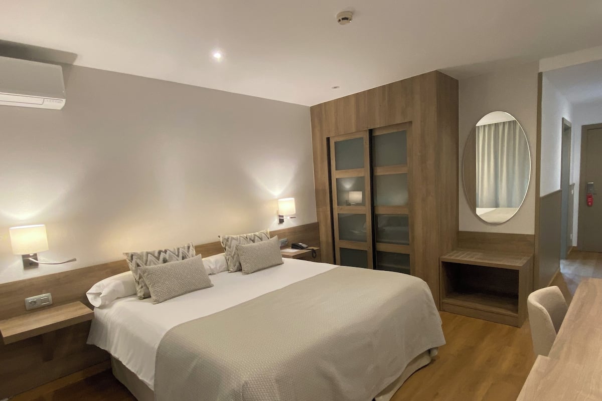 Down comforters, pillowtop beds, minibar, in-room safe