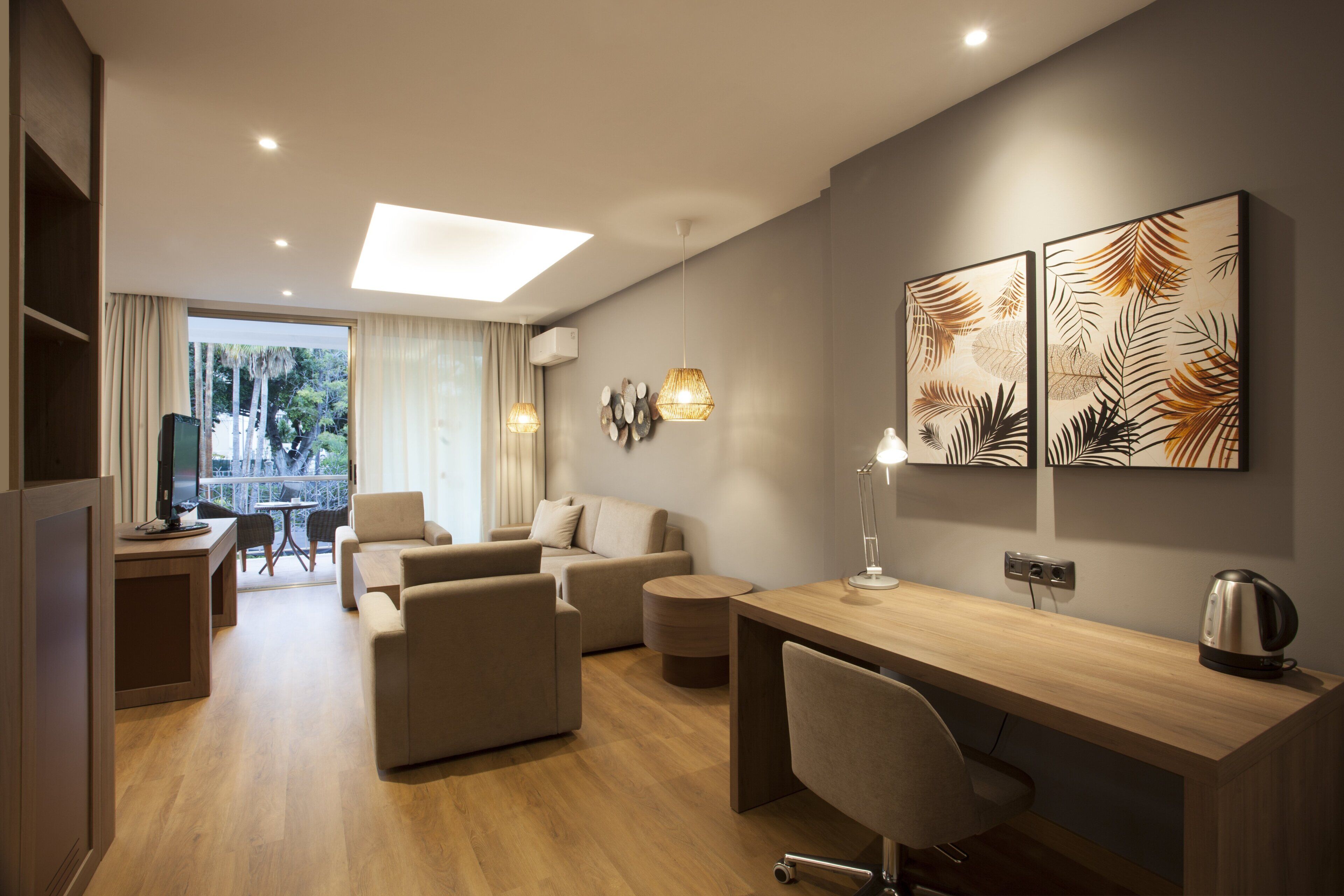 1 bedroom, down duvets, pillow-top beds, minibar