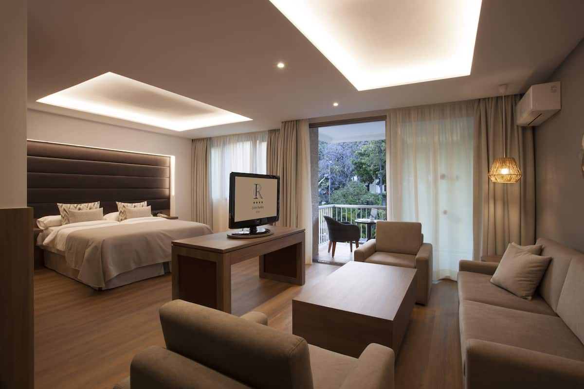 outdoor pool, open 9 am to 7 pm, pool umbrellas, pool loungers