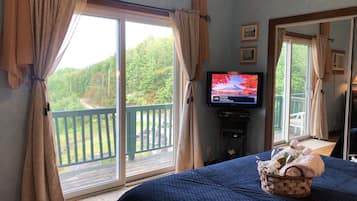 Standard Triple Room, Ensuite (Turquoise Room) | Premium bedding, individually decorated, individually furnished, desk