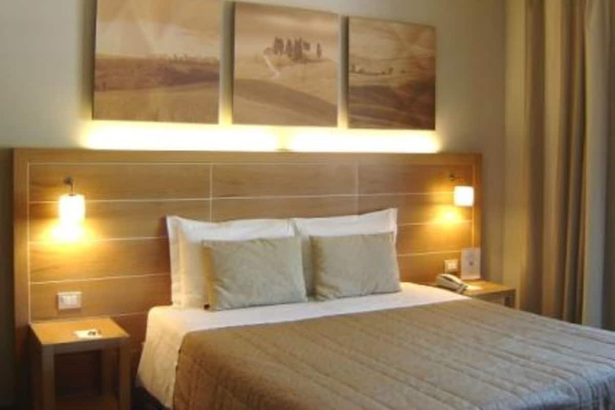 Minibar, coffres-forts dans les chambres, bureau, rideaux occultants