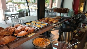 Un bufé de desayuno con bollería, magdalenas y cereales.
