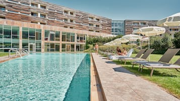 Innenpool, Außenpool, Sonnenschirme, Liegestühle