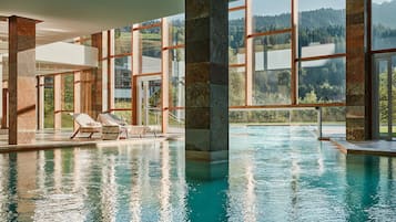 Indendørs pool, udendørs pool, parasoller, liggestole