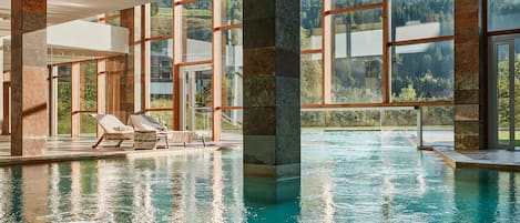 Piscine couverte, piscine extérieure, parasols de plage, chaises longues