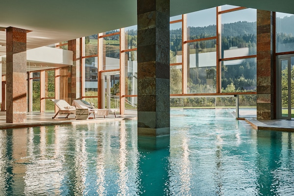 Innenpool, Außenpool, Sonnenschirme, Liegestühle