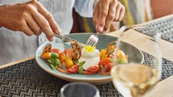 Iemand serveert eten op een bord met een vork.