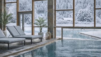 Innenpool, Außenpool, Sonnenschirme, Liegestühle