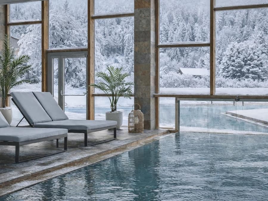 Piscine couverte, piscine extérieure, parasols de plage, chaises longues